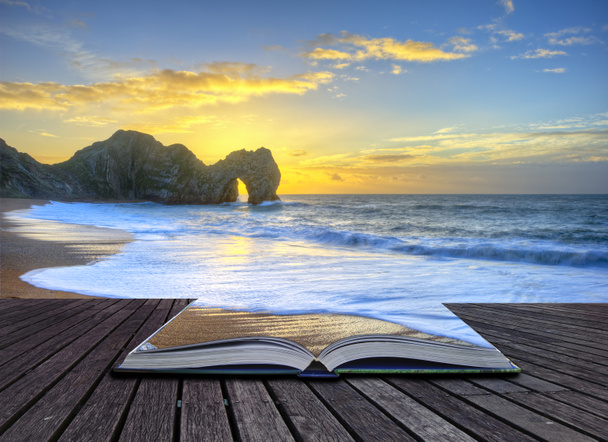 Lever de soleil vibrant sur l'océan avec une pile de roches au premier plan en page
 - Photo, image