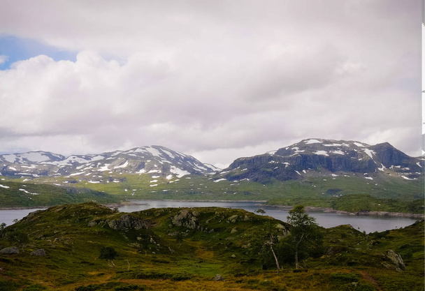 Panoramiczny widok do płaskowyżu Hardangervidda i Votna jeziorem w Norwegii - Zdjęcie, obraz