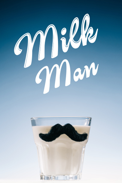 Bicchiere di latte con baffi e iscrizione Milk man isolato su sfondo blu
 - Foto, immagini