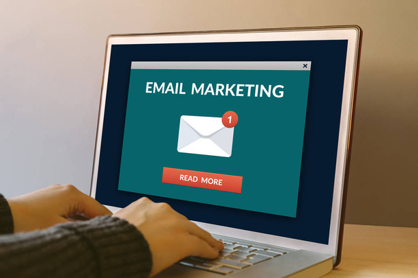 E-mail marketing concetto sullo schermo del computer portatile
 - Foto, immagini