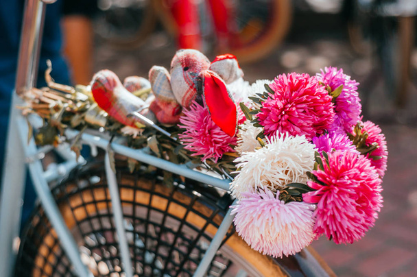 A virágok egy kerékpár - Fotó, kép