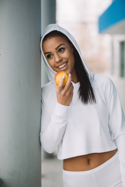  Almát evő fiatal nő - Fotó, kép