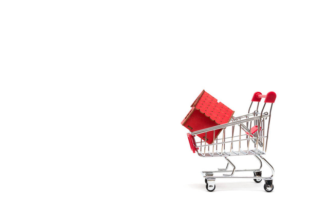 Miniature house and shopping cart on white background : economy  - Valokuva, kuva