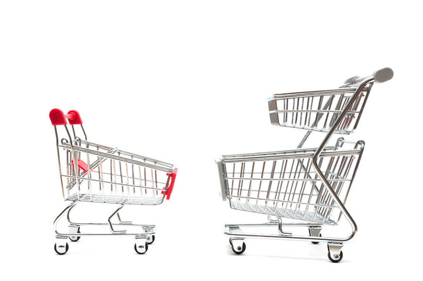 白い背景の上ショッピングカート: 経済概念 - 写真・画像