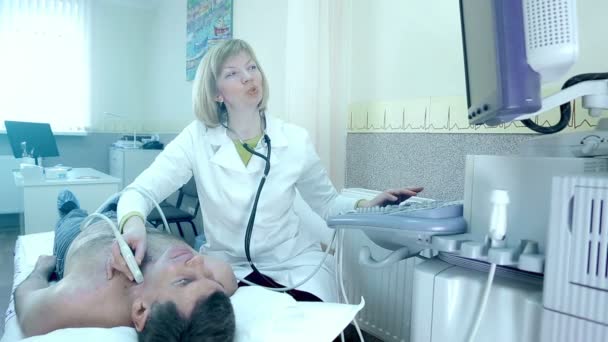 O médico examina um coração de pacientes com ultra-som. Diagnóstico e exame ultrassonográfico do paciente
 - Filmagem, Vídeo