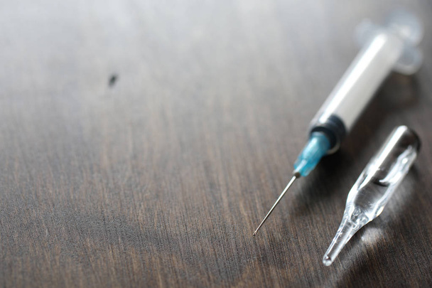 Ampola e agulhas de uma seringa médica
 - Foto, Imagem