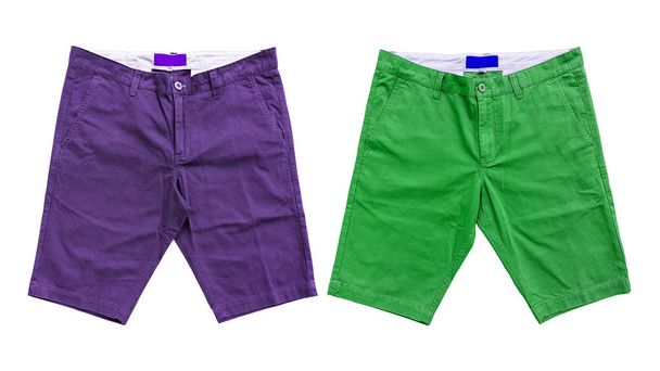 Pantalones cortos púrpura y verde sobre fondo blanco
 - Foto, imagen