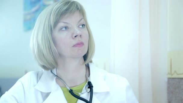 女性医師の肖像画。医師の超音波診断 - 映像、動画