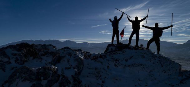 успешный силуэт альпинистов; альпинизм
 - Фото, изображение