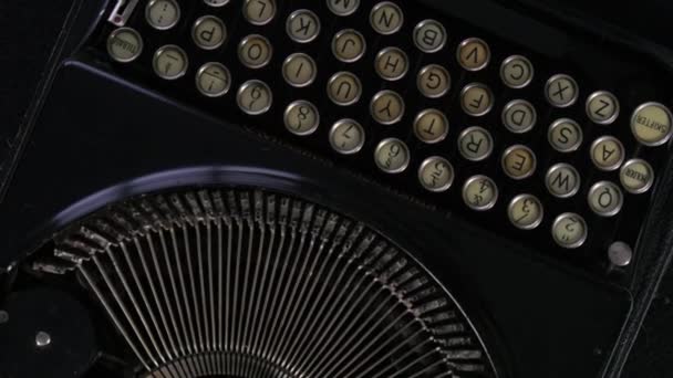 lähikuva vanha kirjoituskone - Materiaali, video