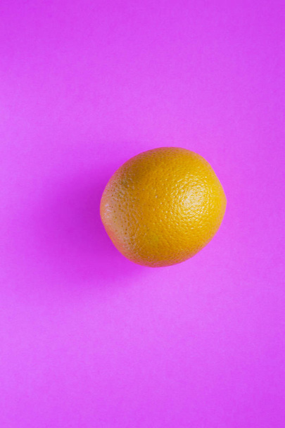 新鮮なオレンジ ピンクの背景のパターンをカラフルな果物。上から見るから. - 写真・画像