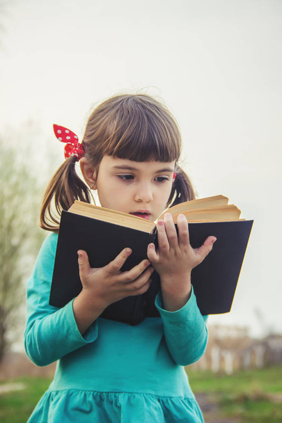 L'enfant lit un livre. Concentration sélective
.  - Photo, image