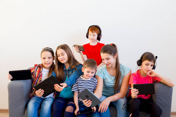kids using different gadgets - Фото, зображення