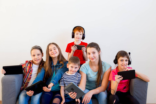 kids using different gadgets - Foto, Imagem