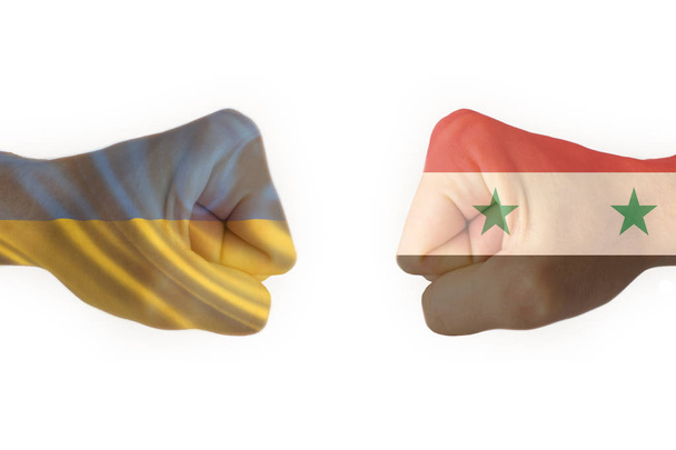 Twee vuisten met de vlag van Syrië en de Oekraïne botste met elkaar, klaar voor de strijd - Foto, afbeelding