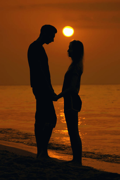 Gli amanti sul mare guardando il tramonto. Focus selettivo
 - Foto, immagini