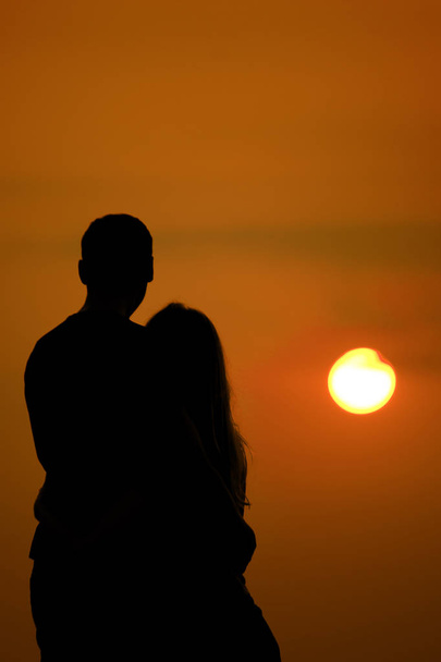 Gli amanti sul mare guardando il tramonto. Focus selettivo
 - Foto, immagini