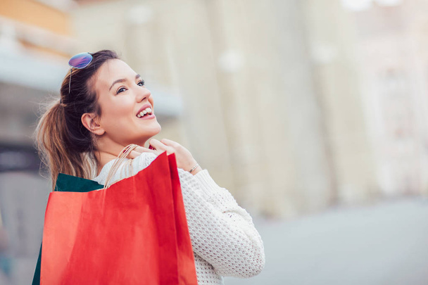 mujer sosteniendo bolsas de compras en la mano - Foto, imagen