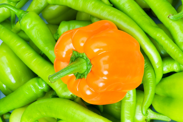 Оранжевый перец и зеленый перец
 - Фото, изображение