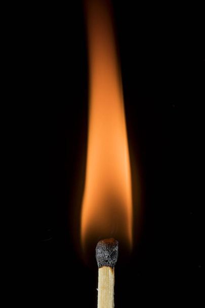 炎と煙ワックスのろうそくとマッチの色付き蒸発から - 写真・画像