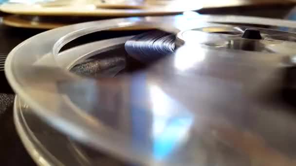 古いレトロなリール オーディオ レコーダーのリール回転 - 映像、動画