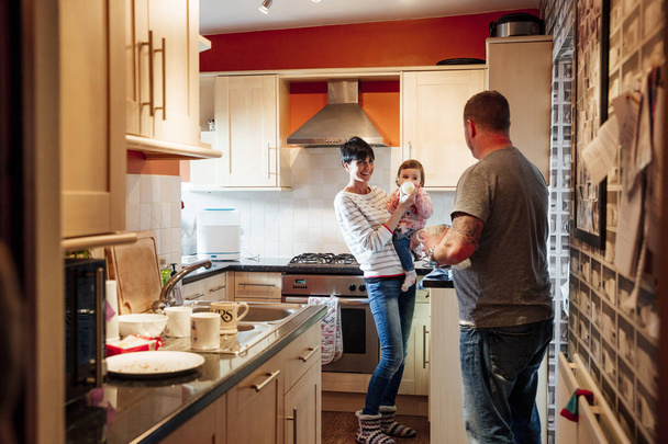 Семья на кухне с ребенком
 - Фото, изображение