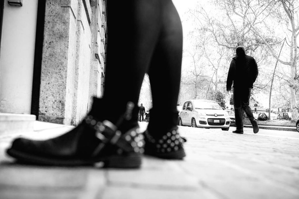 piernas femeninas en la calle de la ciudad
  - Foto, Imagen