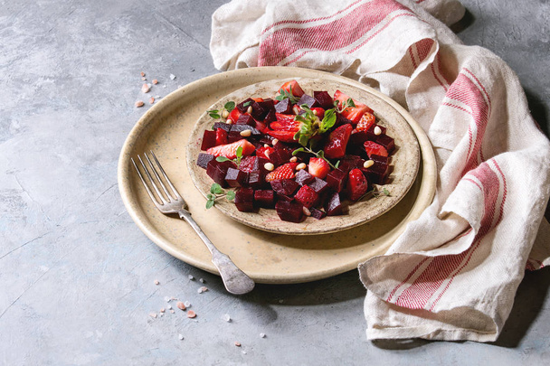 Beetroot and strawberry salad - Valokuva, kuva