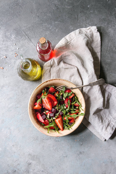 Beetroot and strawberry salad - Zdjęcie, obraz