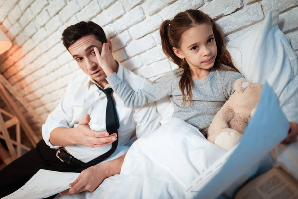 Daughter requires attention of busy father  - Φωτογραφία, εικόνα