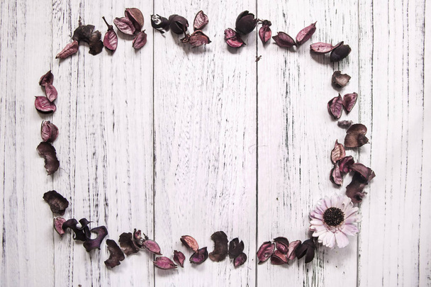 Retro vintage blanco pintado piso de madera secado flor marco backgr
 - Foto, imagen