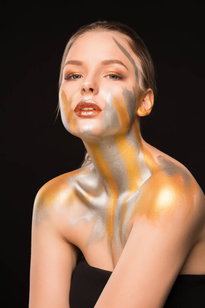 Retrato de beleza de modelo loira sedutora com ouro e prata p
 - Foto, Imagem