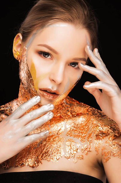 Menina loira glamourosa com maquiagem profissional e folha de ouro em
  - Foto, Imagem