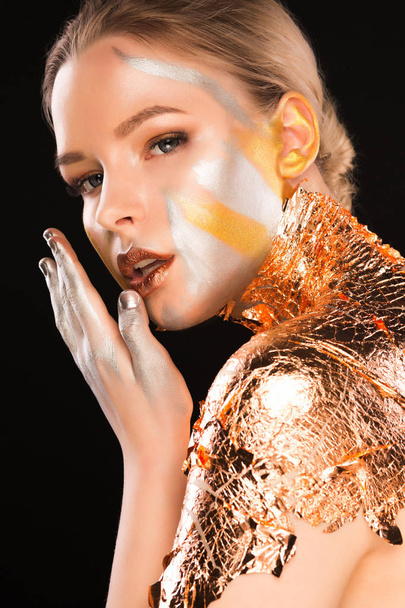 Jolie jeune femme avec maquillage professionnel et feuille d'or sur elle
  - Photo, image