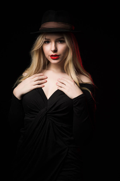 Cool modèle blonde avec des lèvres rouges posant sur un fond sombre
 - Photo, image