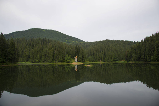 Synevyr - suurin järvi Karpaattien vuoret Ukrainan
 - Valokuva, kuva