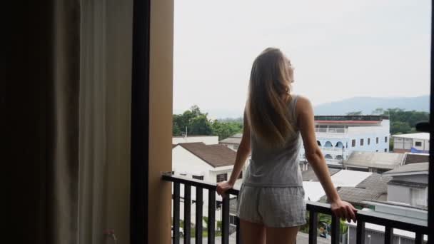 Mujer joven en balcón del hotel por la mañana
 - Metraje, vídeo