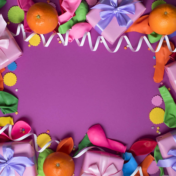 Decoratieve compositie vier vakken met geschenken satijn lint Bow sinaasappelen Confetti Serpentine verjaardagsfeestje. - Foto, afbeelding