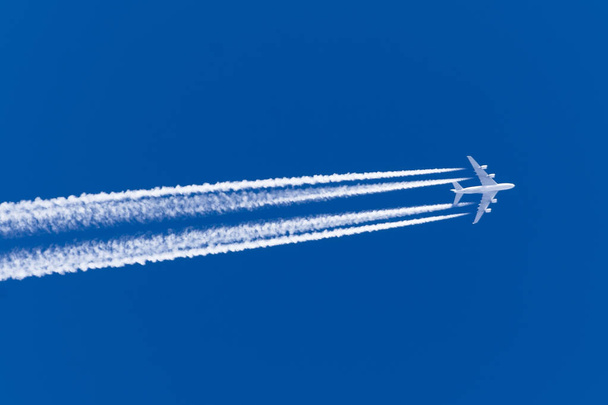 Огромный самолет большие четыре двигателя авиационного аэропорта контрастные облака
. - Фото, изображение