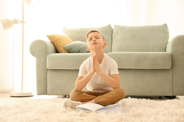 Religious little boy praying at home - Fotoğraf, Görsel