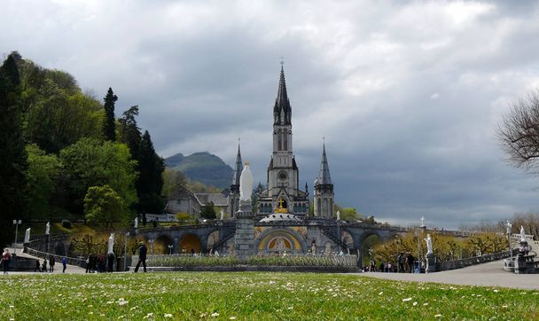 Francja, Lourdes. Widok na katedrę w Lourdes - Zdjęcie, obraz