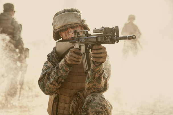 私たちはアクションの海兵隊。砂漠の砂嵐 - 写真・画像