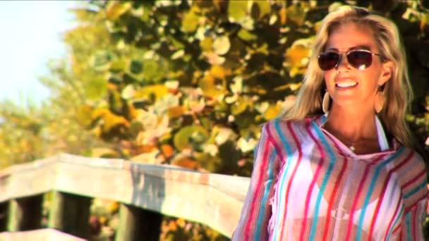 Портрет красивой блондинки, наслаждающейся пляжным образом жизни
 - Кадры, видео