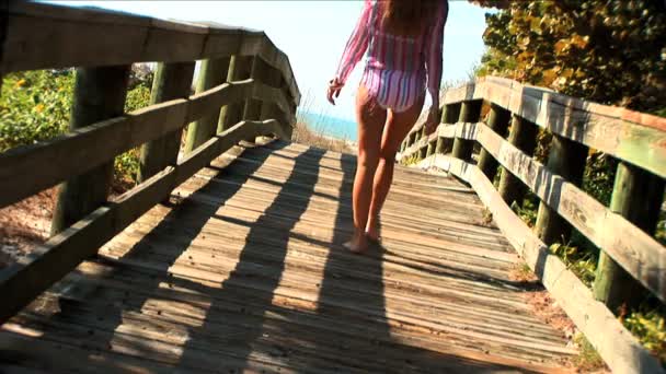 όμορφη ξανθιά κοπέλα που απολαμβάνουν τον τρόπο ζωής παραλία - Πλάνα, βίντεο
