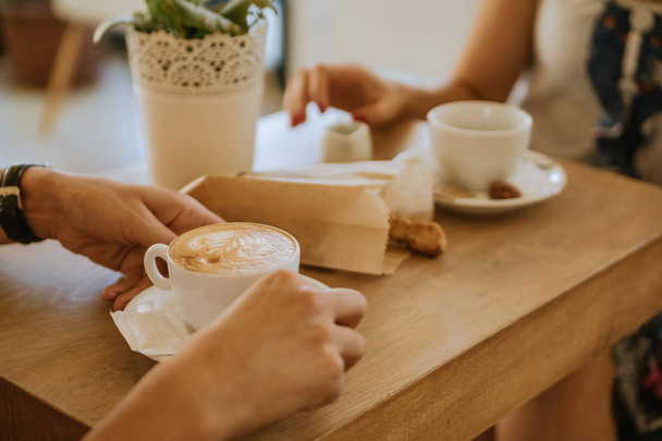 朝食、コーヒーの木製のテーブル - 写真・画像