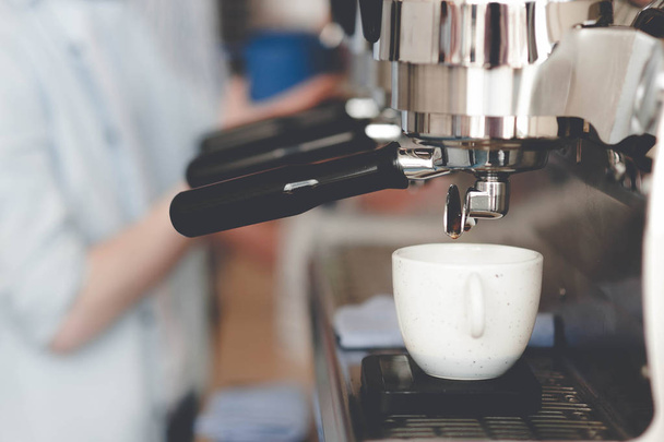 A Cup of coffee in the coffee machine - Φωτογραφία, εικόνα