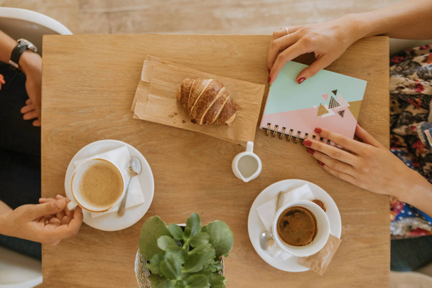 Aamiainen ja kahvi puinen pöytä
 - Valokuva, kuva