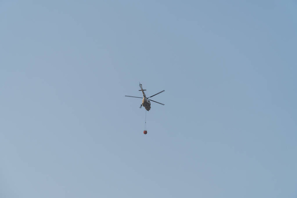 Helicóptero de fuego está volando
 - Foto, imagen