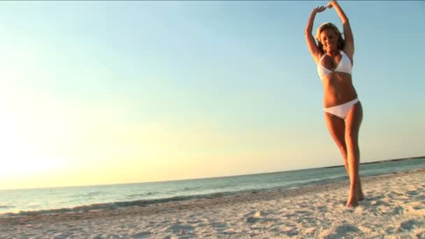 美しいブロンドの女の子楽しんでビーチのライフ スタイルを楽しんで - 映像、動画