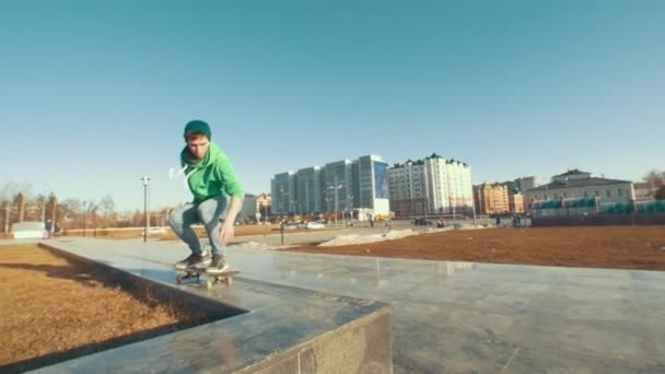 Pro dospělé skateboardista selhala triky venku ve slunečný den - Záběry, video